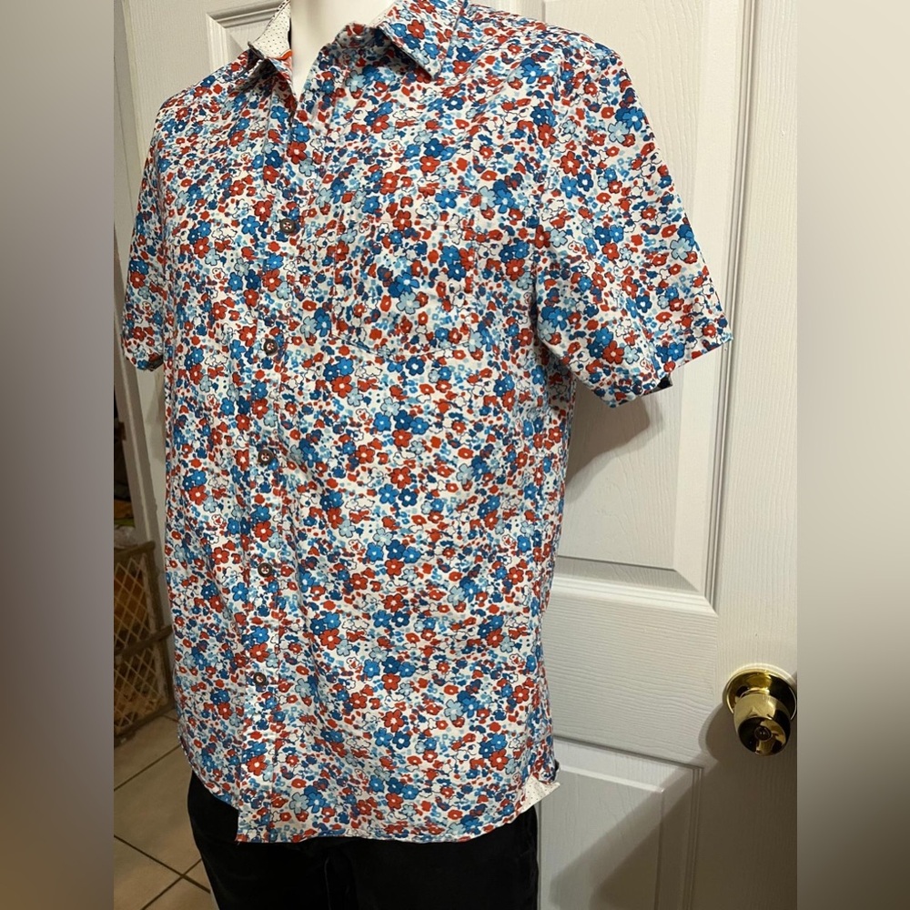 (10) Across the Pond Blue and red floral short sleeve button up shirt - Picture 4 of 16